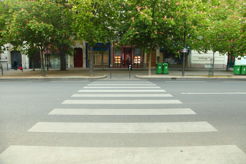 sidewalk-in-paris